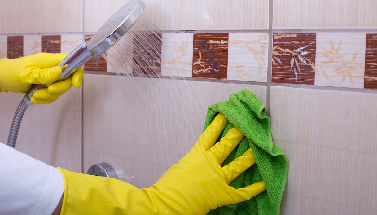 Come pulire le fughe della doccia: tutti i trucchi e i consigli