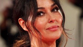 Monica Bellucci in topless a 52 anni per la serie “Mozart in the Jungle”