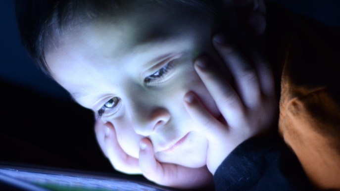 10 buone ragioni per vietare cellulari, tablet e tv ai bambini