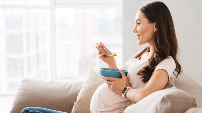 Cibi in scatola e piatti pronti in gravidanza: i rischi e cosa evitare secondo l’esperto 