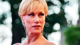 Nancy Brilli: “Capelli crespi per un trauma, da allora porto la parrucca”