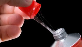 Come togliere le macchie di attack dalla plastica