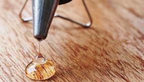 Macchie di colla a caldo