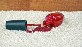 Come rimuovere le macchie di smalto dai tessuti