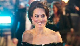 Kate Middleton trionfa ai Bafta 2017 con l’abito di Alexander McQueen