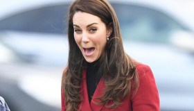Kate Middleton incanta i piloti della Raf coi pantaloni skinny