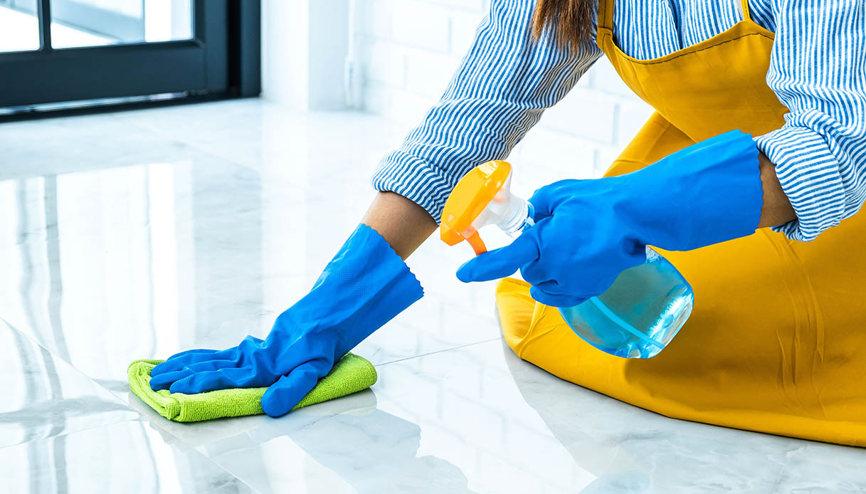 Come eliminare le macchie di acido dal pavimento: soluzioni efficaci