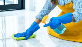 Come togliere le macchie di acido dal pavimento