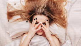 Cosa succede alla tua pelle se non ti strucchi prima di andare a letto