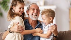 Far dormire i figli dai nonni: quando iniziare?