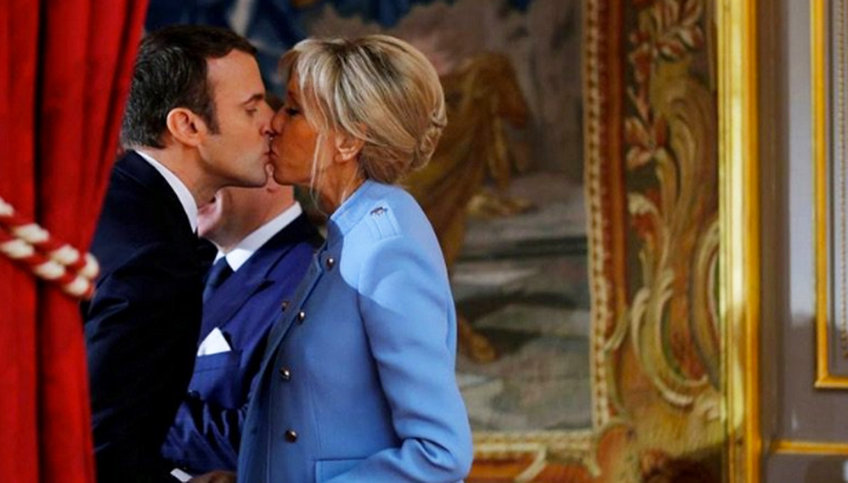 Macron si insedia: Brigitte incanta in azzurro (e lui la bacia)