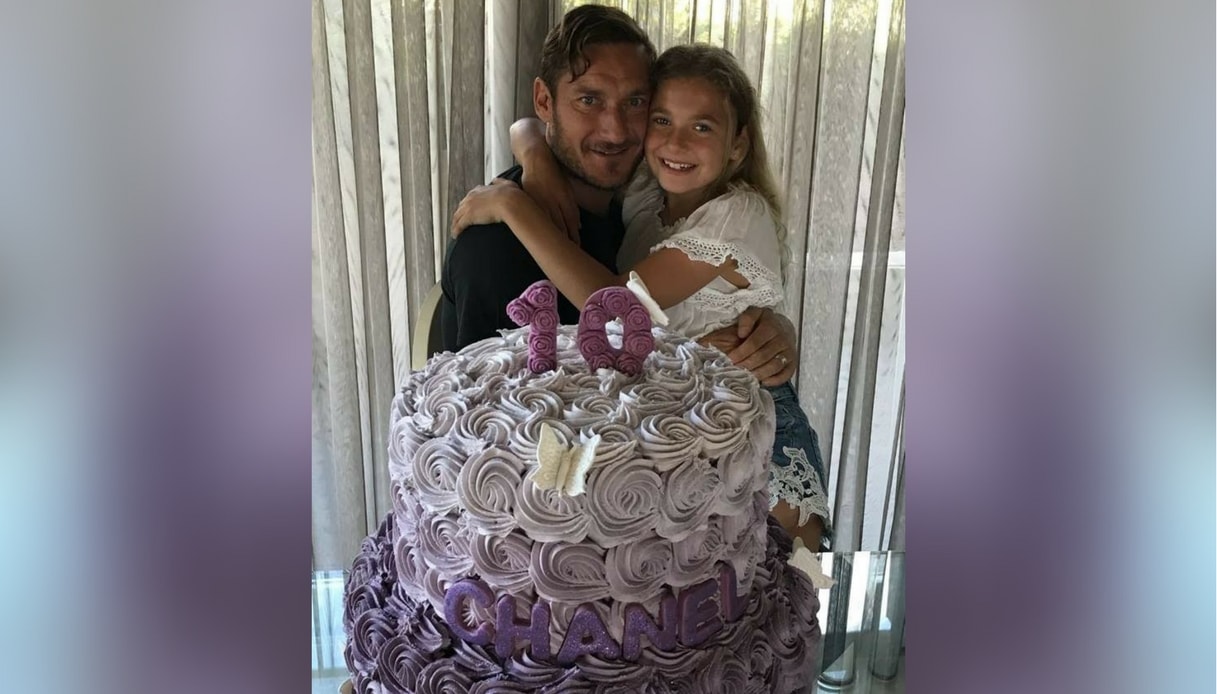 Chanel Totti compie 10 anni: una torta da principessa e gli auguri del suo papà