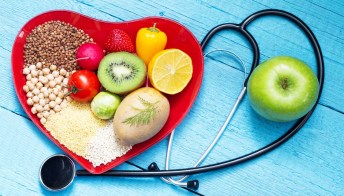 Colesterolo, dal cibo allo stile di vita: 10 consigli per tenerlo d’occhio