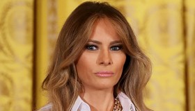 Melania Trump, perché rifiuta ancora la mano del marito Donald. Parla l’esperta