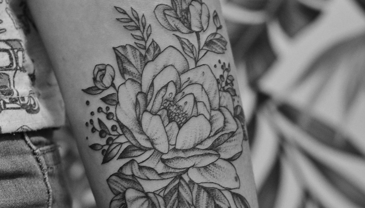tatuaggio fiore bianco e nero con dettagli sfumati