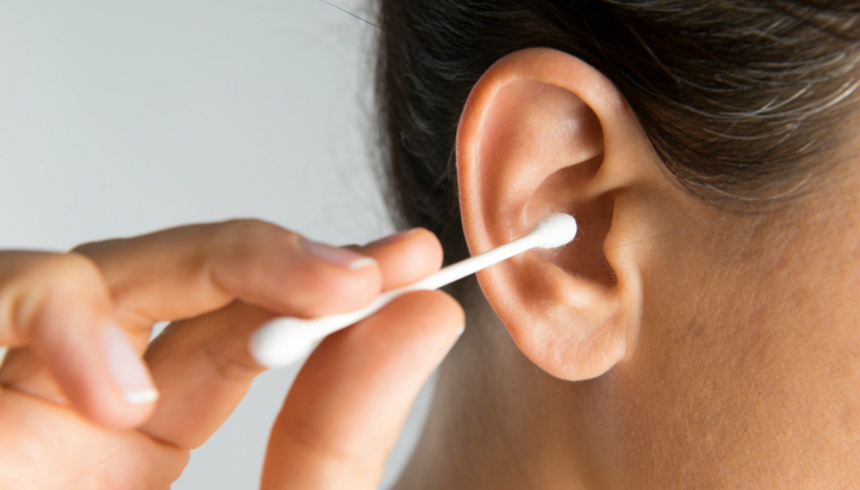 Come pulire bene le orecchie (senza usare i cotton fioc)