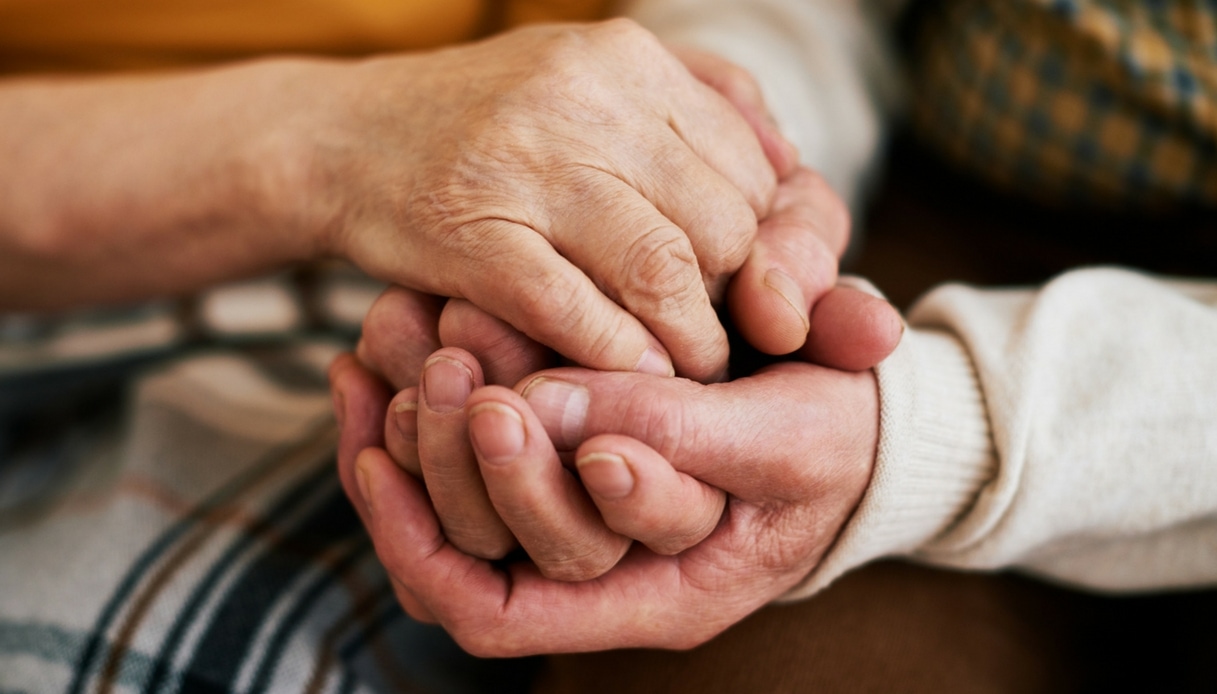 Passa Il Tempo Non L Amore Anziano Pettina La Moglie In Ospedale Dilei