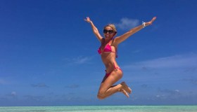 Federica Panicucci, quasi 50 anni e non sentirli. La vacanza alle Maldive con il fidanzato e i figli