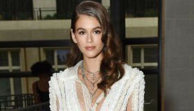 Kaia Gerber, la figlia (bellissima) di Cindy Crawford, sfila in passerella. Ed è identica a lei