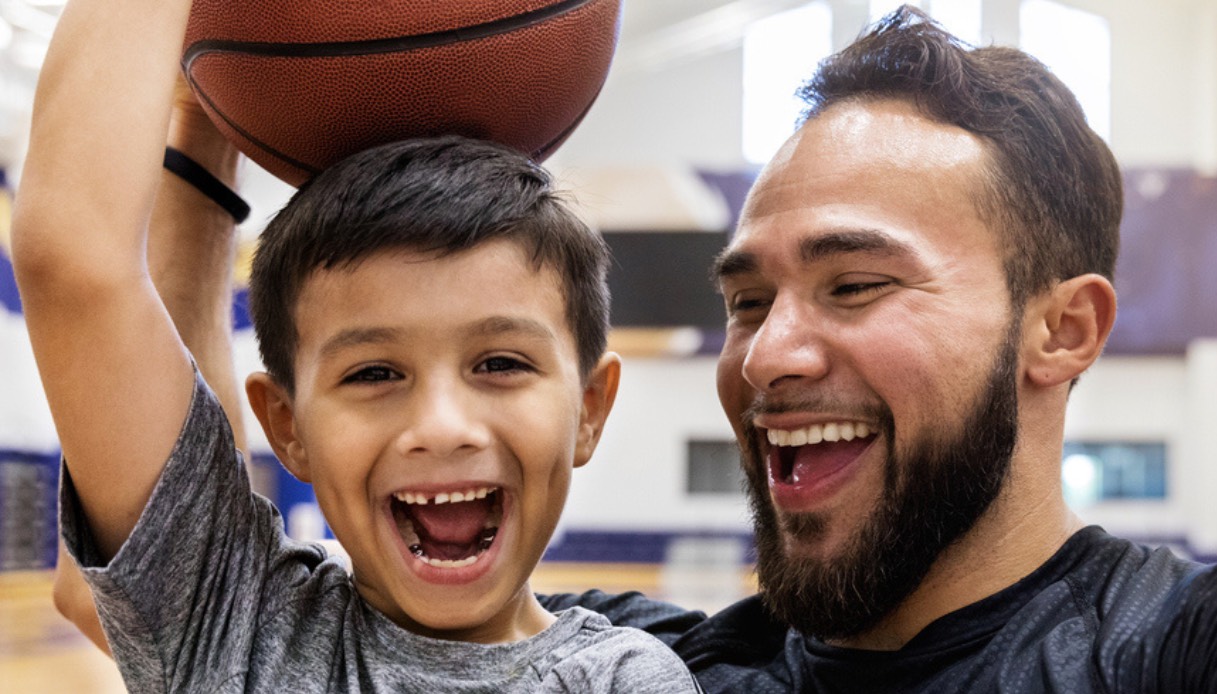 Zio e nipote che giocano a basket