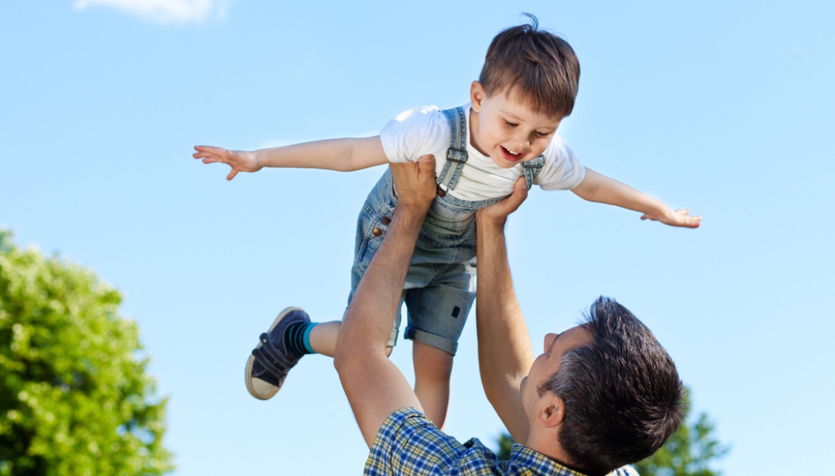Zio e nipote che giocano all'aperto