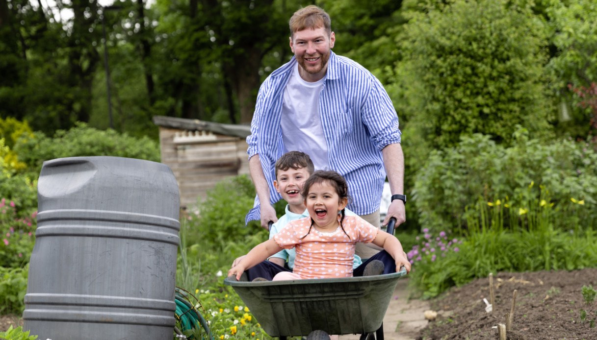Zio e nipoti che giocano