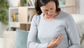 Cisti al seno: come riconoscerle, perché si formano e quando preoccuparsi