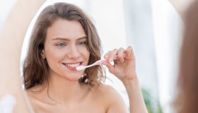 Come pulire bene i denti: le indicazioni per non sbagliare