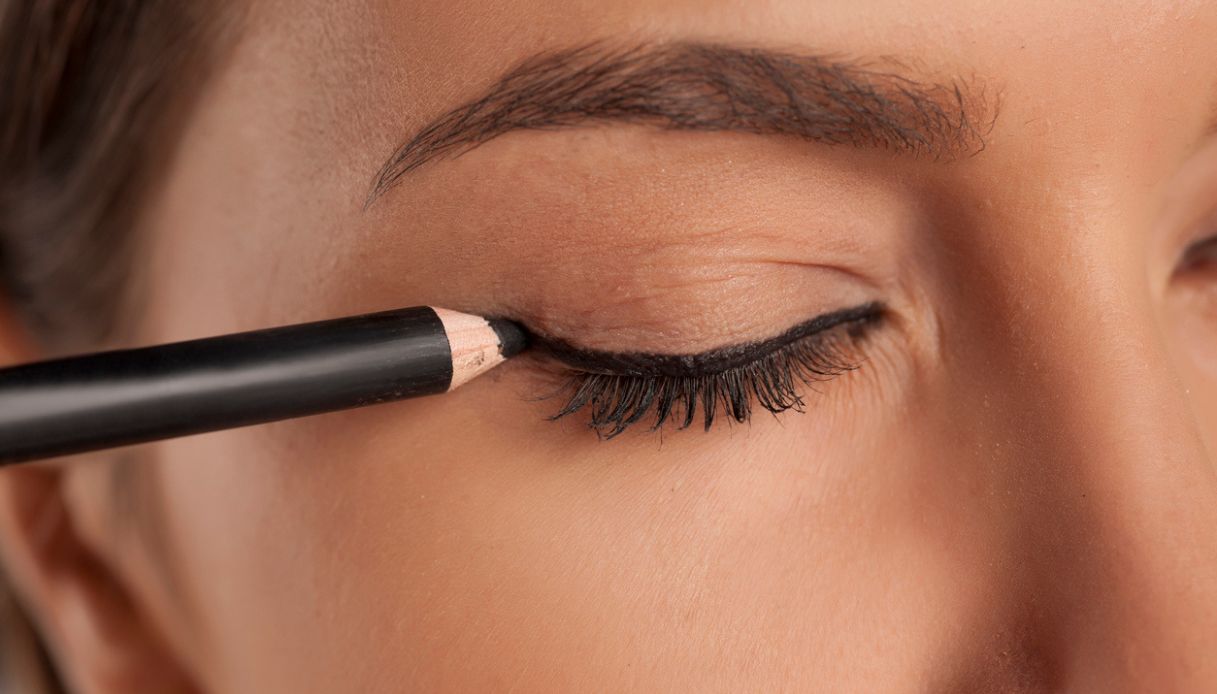 Come mettere la matita nera nella rima interna dell'occhio