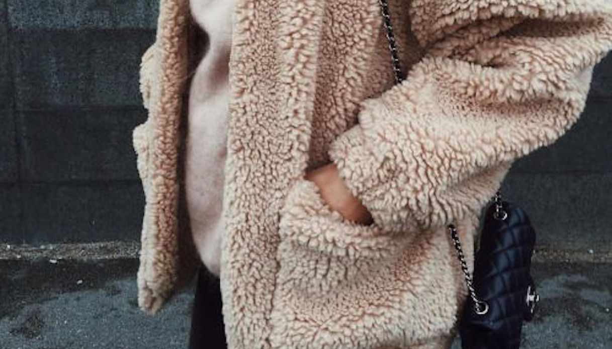 Il cappotto a orsetto: come indossare il teddy bear coat