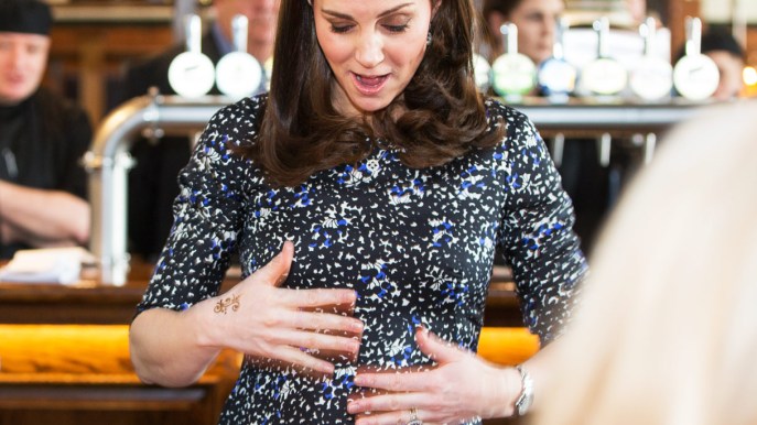 Kate Middleton incinta al settimo mese ironizza sul pancione