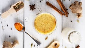 Moon Milk: come preparare la bevanda contro stress e insonnia