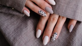 Come si realizza la ricostruzione unghie con l’acrilico