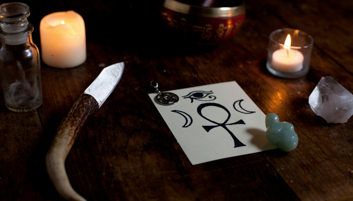 Set di scarabocchi wiccan. collezione di oggetti magici di stregoneria  sull'altare per rituali occulti.