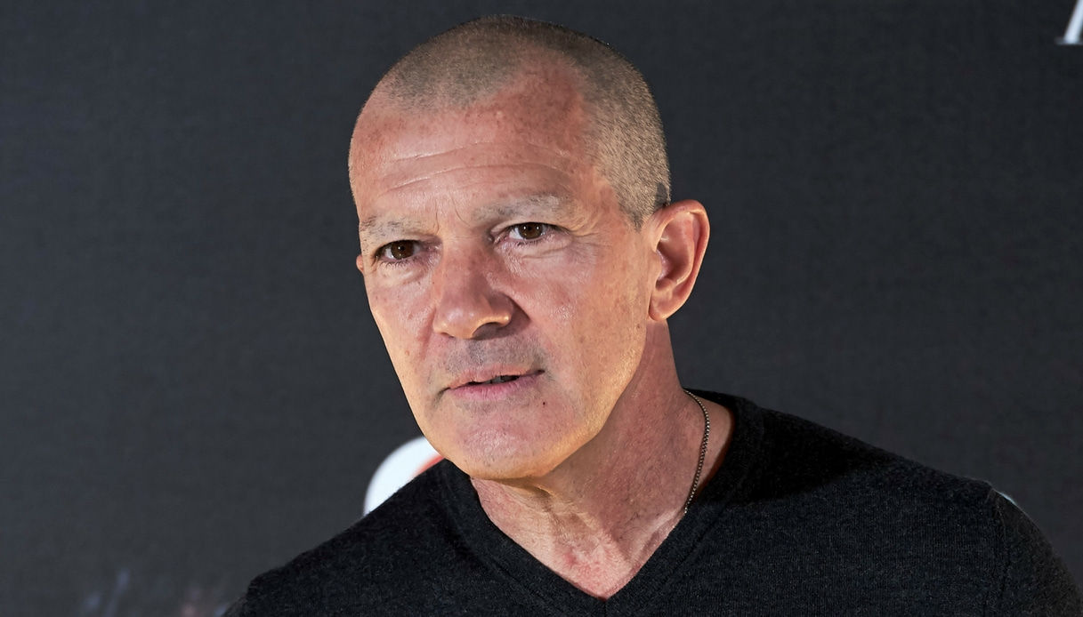 Antonio Banderas, cambio di look: si rasa a zero