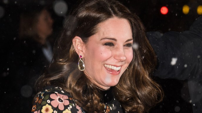 Kate Middleton sfida il freddo con l’abito a fiori: il suo trucco per non gelare