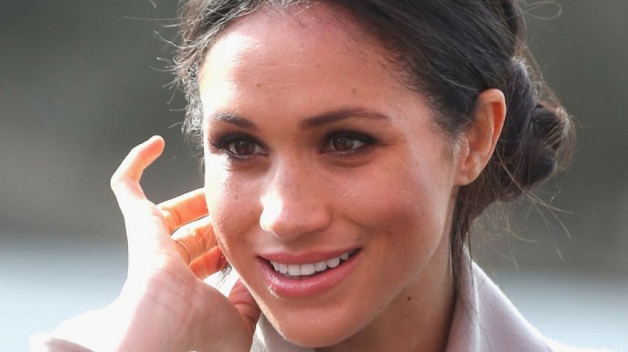 Meghan Markle chic nel primo viaggio ufficiale: Jimmy Choo e outfit by Victoria Beckham