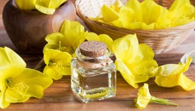 Olio di enotera, un alleato prezioso per il benessere femminile: ecco come usarlo