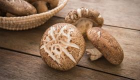 Fungo shiitake: benefici, controindicazioni e come cucinarlo