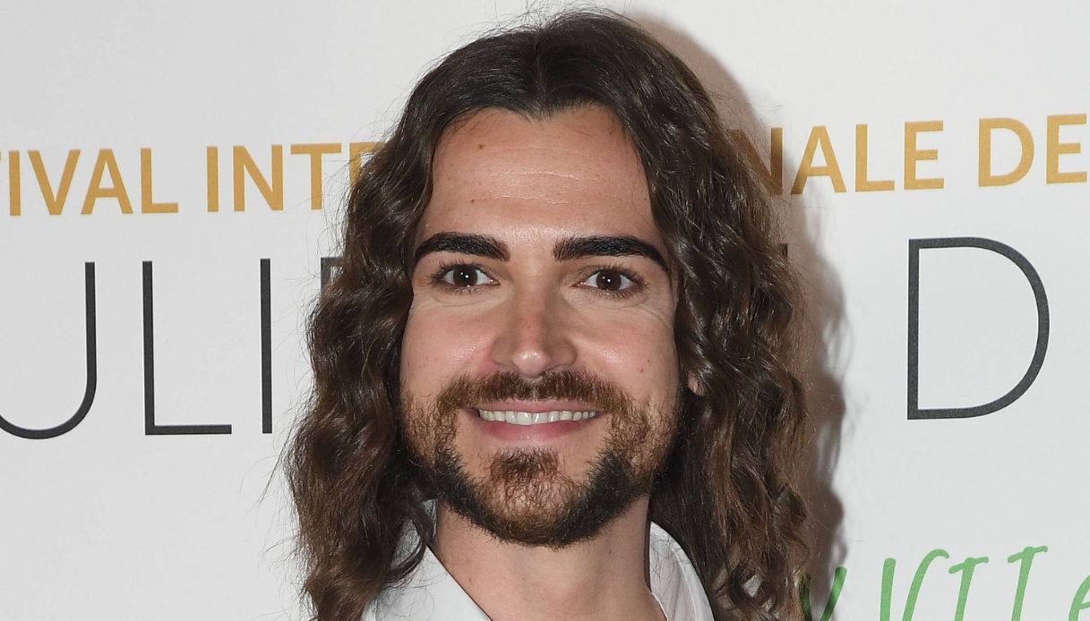 A casa di Valerio Scanu: piena di chihuahua e vicino Roma