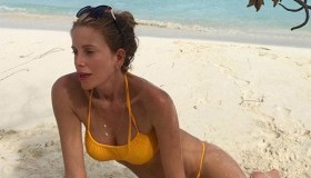 Alessia Marcuzzi in bikini al mare dopo l’Isola dei Famosi
