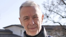 A casa di Linus: ampia ed elegante tra libri e musica