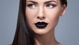 Rossetto nero: tutti i consigli per un dark look impeccabile
