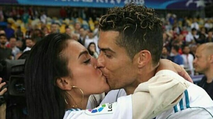 Cristiano Ronaldo e Georgina, amore al bacio