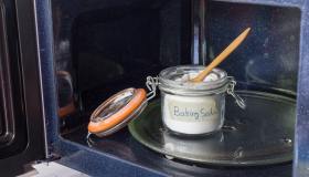 Forno a microonde: puliscilo con bicarbonato e aceto