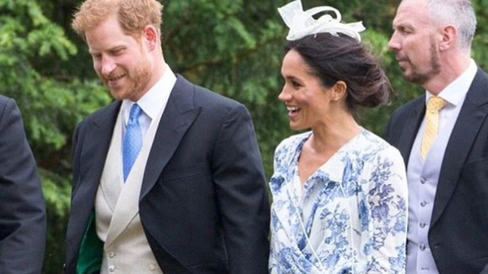 Meghan Markle alle nozze della nipote di Lady Diana. Il look da 4.500 euro delude
