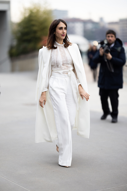 donna con look total white