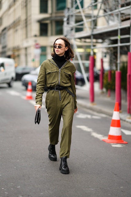 ragazza con tuta da aviatore verde