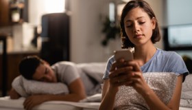 Sei innamorata del tuo partner ma lo tradisci? Ecco i motivi