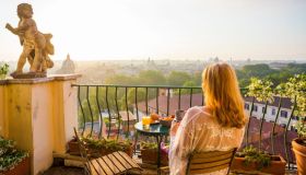 Vuoi arredare il terrazzo ma hai poco budget? Ecco le idee giuste